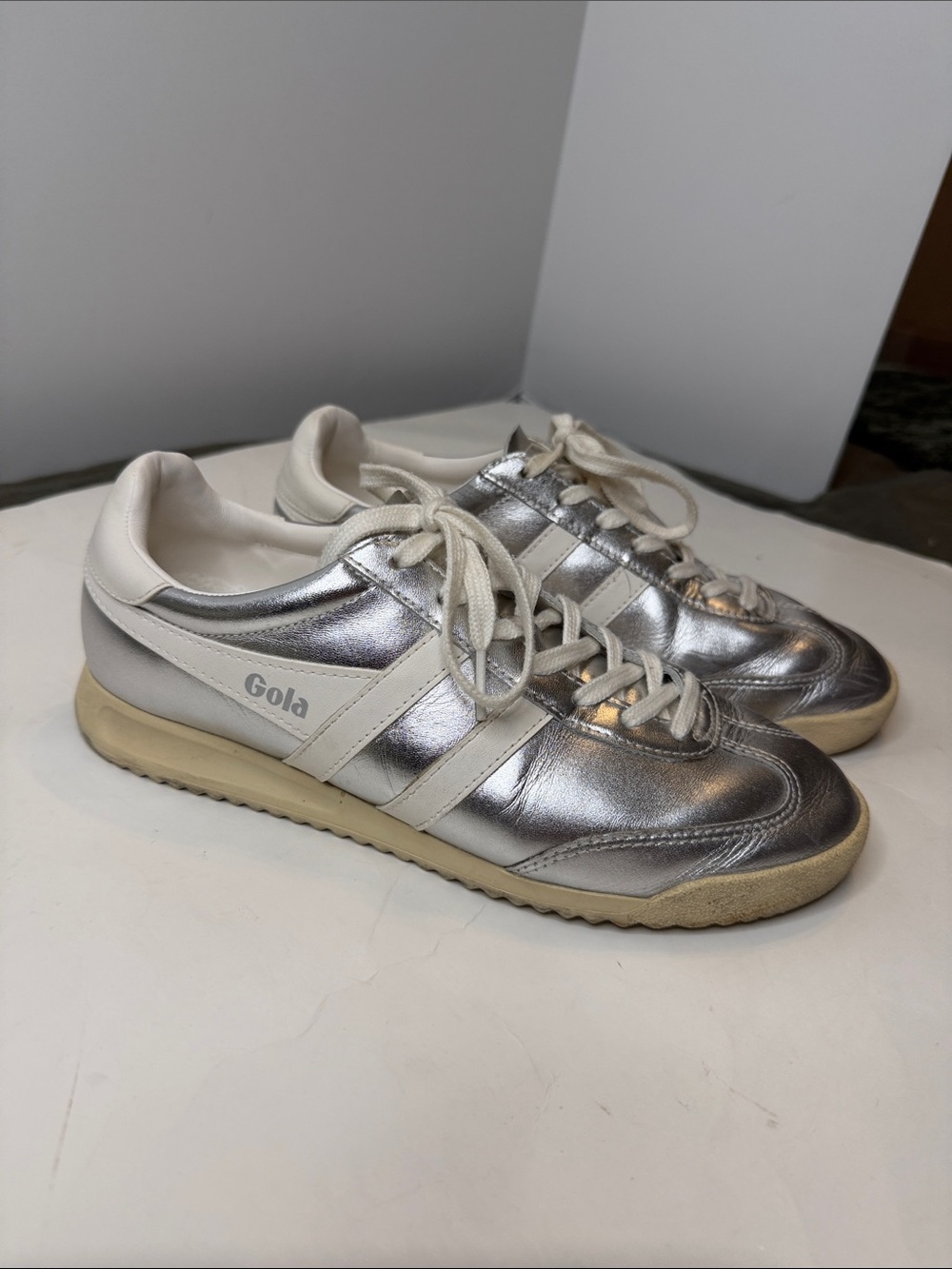 Women’s Gola Metallic Silver and Cream Retro Runner Sneakers ❤️❤️